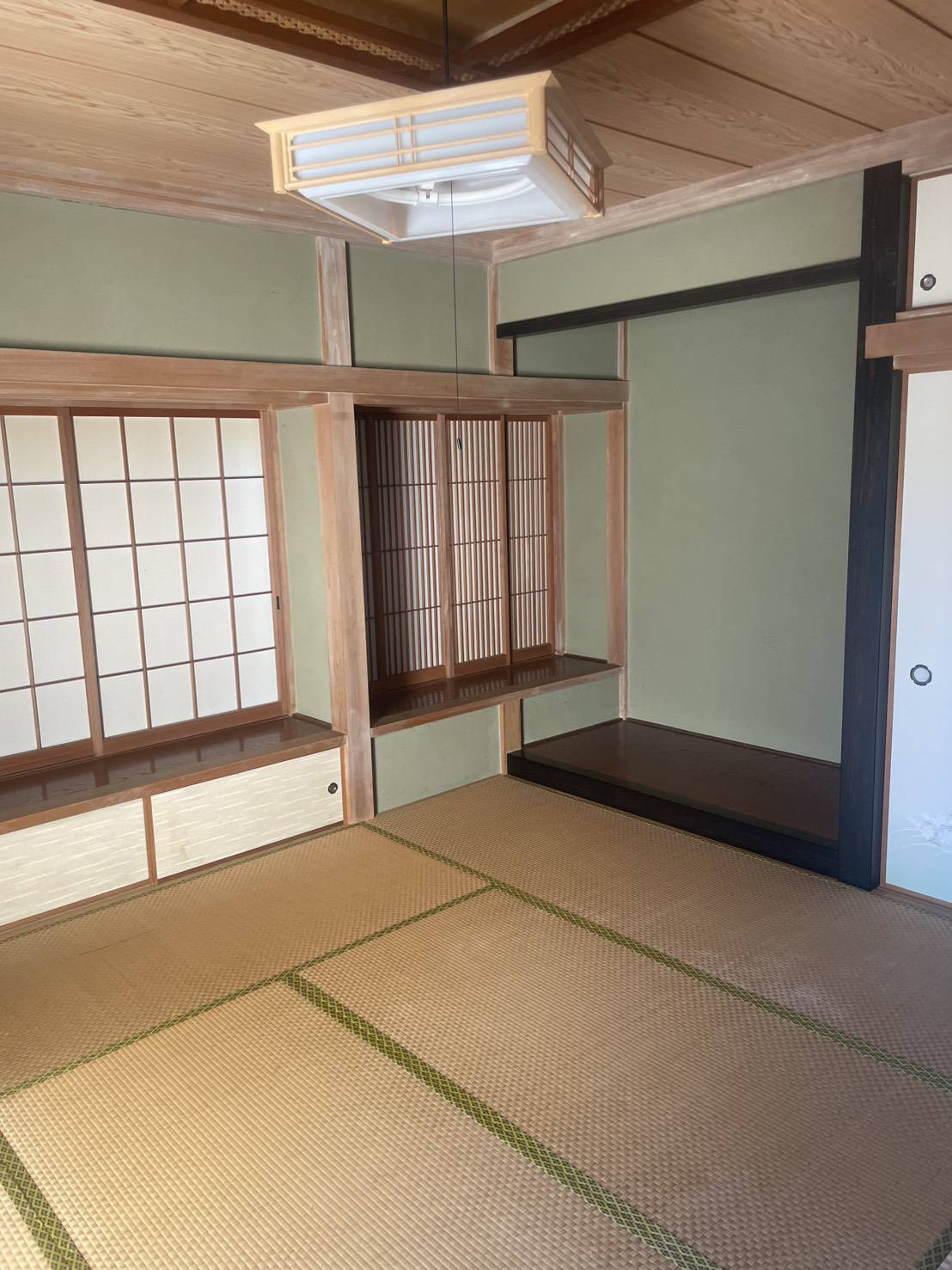 広々とした和室にお洒落なライト　収納もバッチリです♪